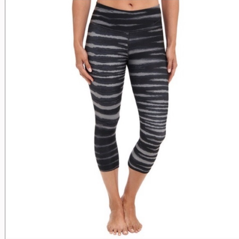 Nike Recycled Dri - Fit Black and Gray Tiger Stripe Capri Leggings. Size M